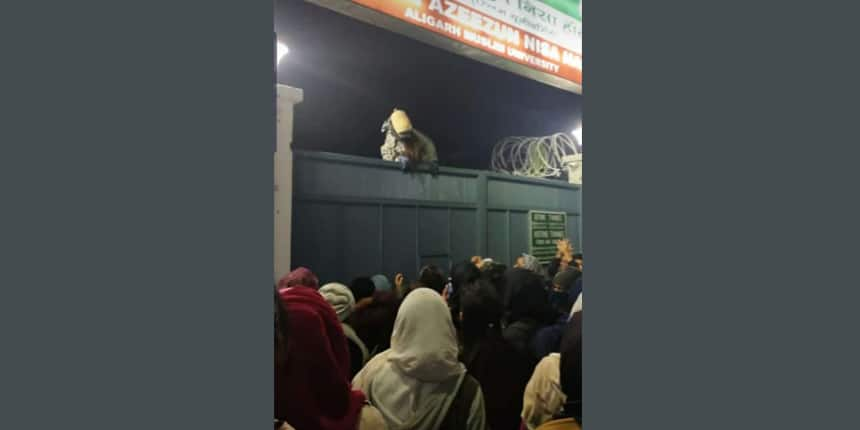 Police trying to enter an AMU women's hostel on December 15  (Source: AMU Student)