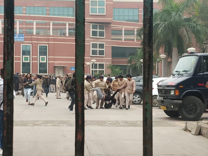 Delhi Police enter Delhi University on December 16  (Source: Twitter/ Abinash Dash)