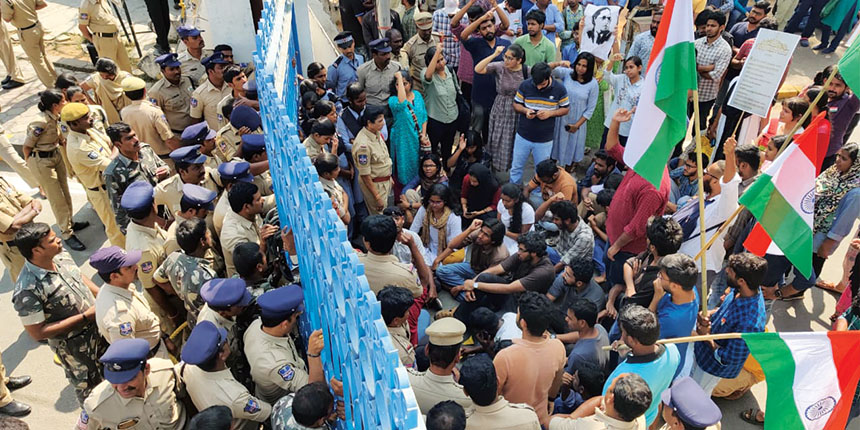 Police blocking students rally at University of Hyderabad (Pic credit : HCUSU)