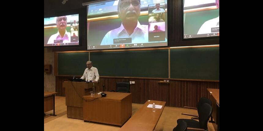 Director, Errol D’Souza addressing the new batch (Source: IIMA)