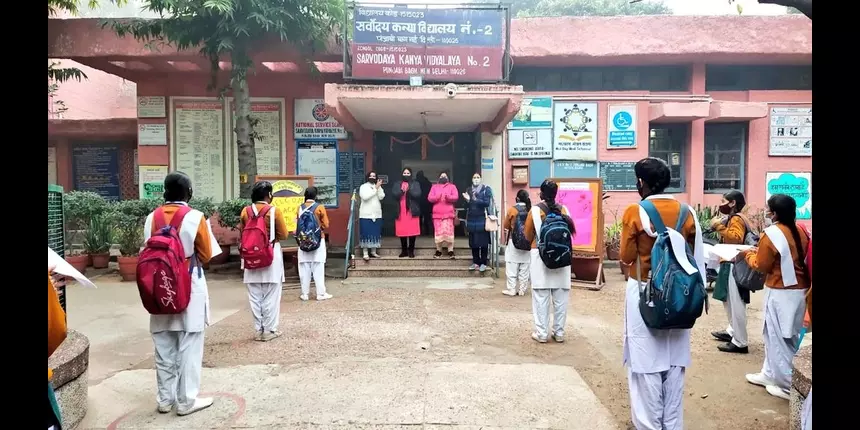 Students at Sarvodaya Kanya Vidyalaya, Punjabi Bagh following social distancing (Source: Twitter/ Manu Gulati)