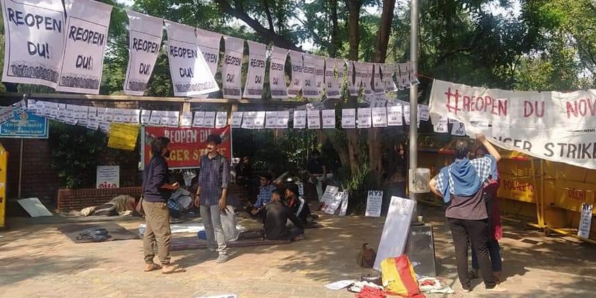 Students protest at DU VC's office (Source: Twitter/@AISA_tweets)