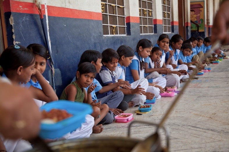 mid day meal scheme at a school (source: wikimedia commons)