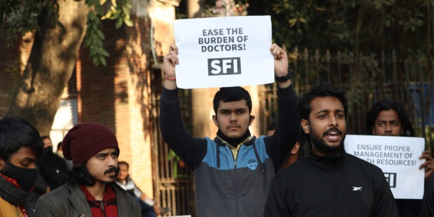 DU students protest against 'brutal attack' on resident doctors