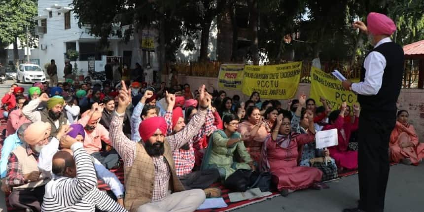 DAV College Punjab teachers stage protest outside the college (Source: Twitter)