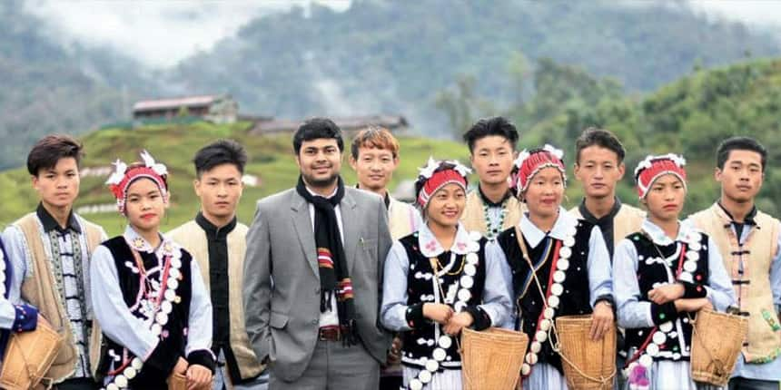 Devansh Yadav (centre) posing with students