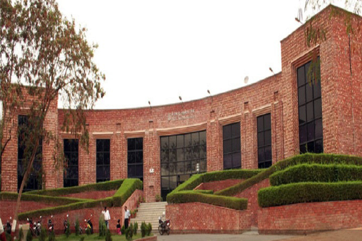 Jawaharlal Nehru University (source: Wikimedia Commons)