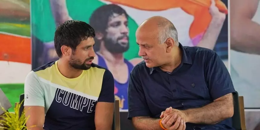 Tokyo Olympics Silver Medallist Ravi Dahiya with Manish Sisodia at the school (Source: Official Twitter account)