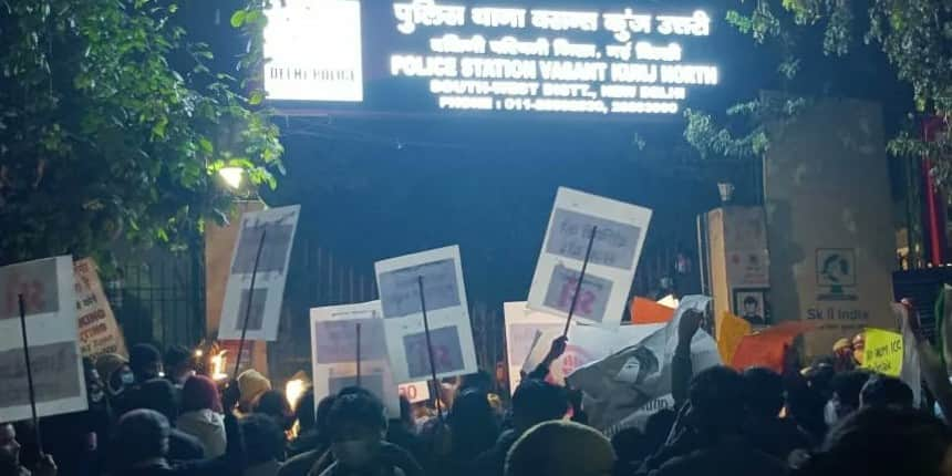 JNU Molestation Case: Students protest outside Delhi police station (Source: Twitter/@sfijnuunit)