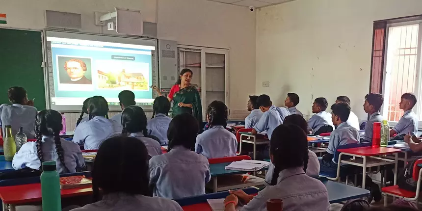 Chhattisgarh Atmanand schools teach in English and Hindi medium.