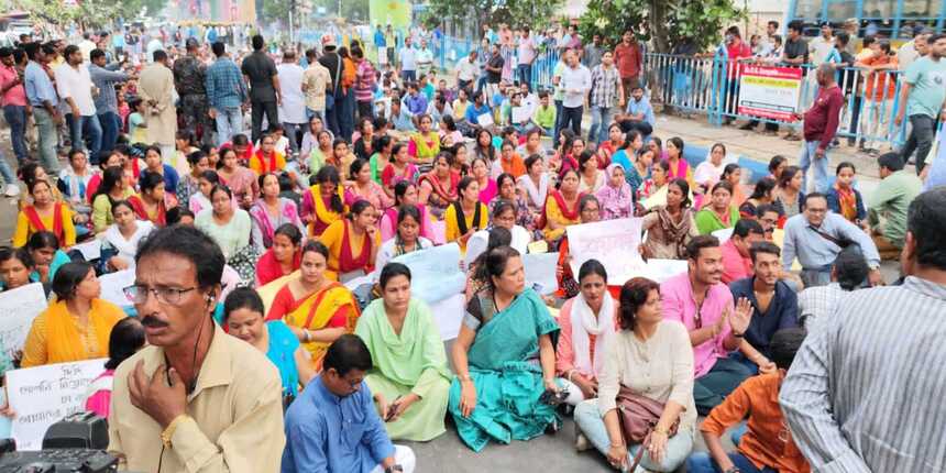 TET candidates sit-in in front of the education board office. (Source: Twitter- @/WestBengalPMC)