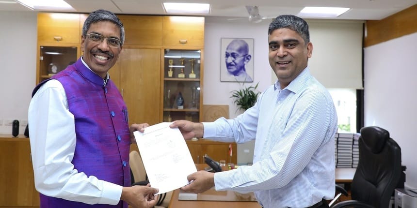 Rajat Moona taking charge as the Director of IITGN from Officiating Director Amit Prashant. (Picture: Press Release)