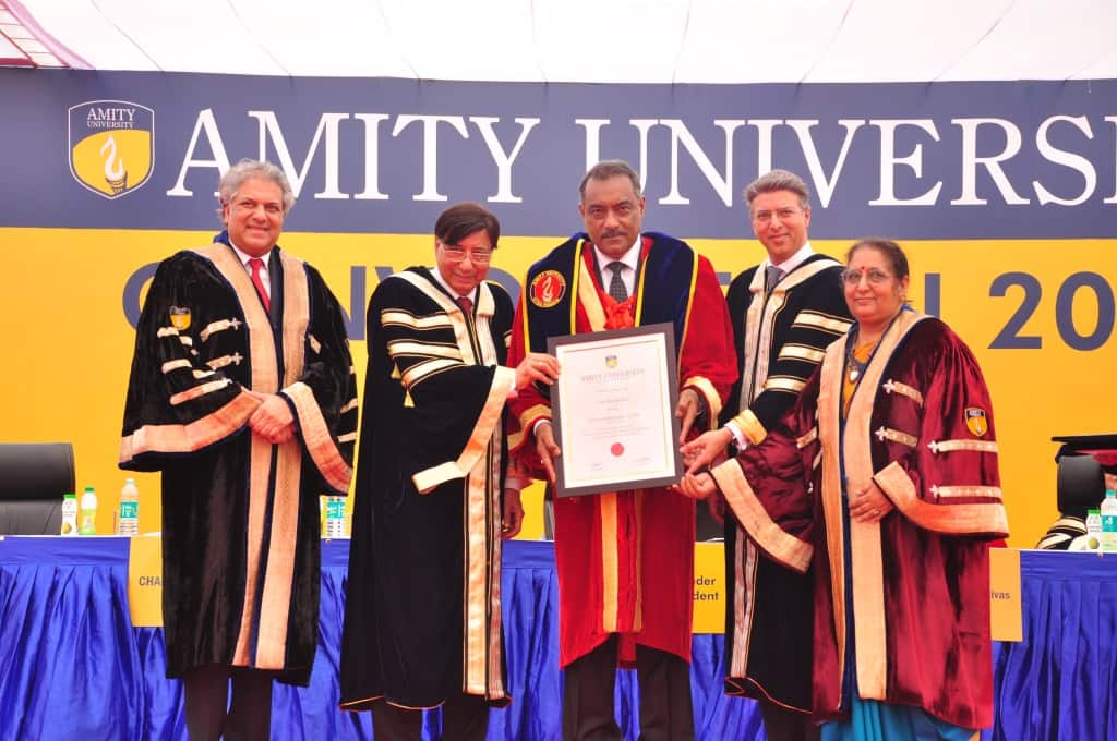 Maroof Raza, Strategic Defence Expert receiving Honorary Doctorate Degree. (Picture: Amity University)