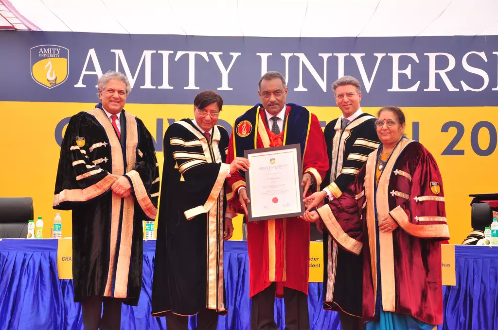 Maroof Raza, Strategic Defence Expert receiving Honorary Doctorate Degree. (Picture: Amity University)