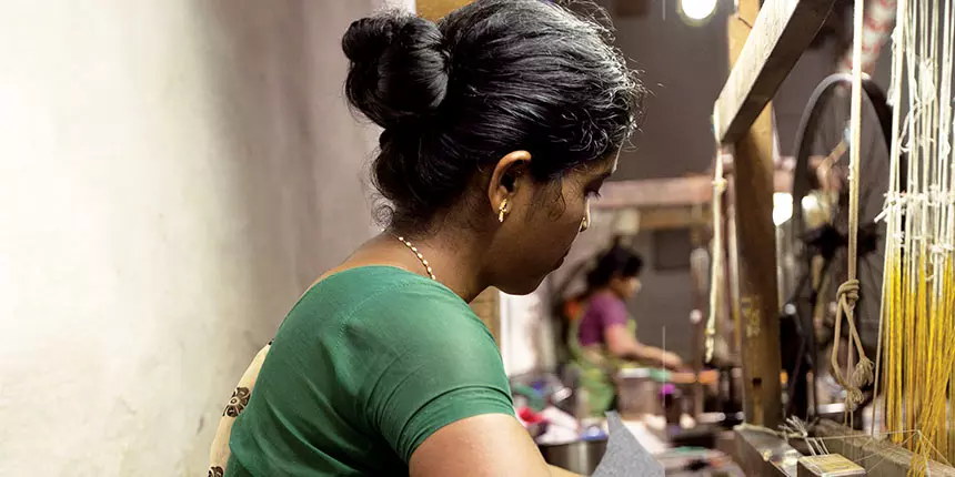 A saree weaver working in a loom (Image : Shutterstock)