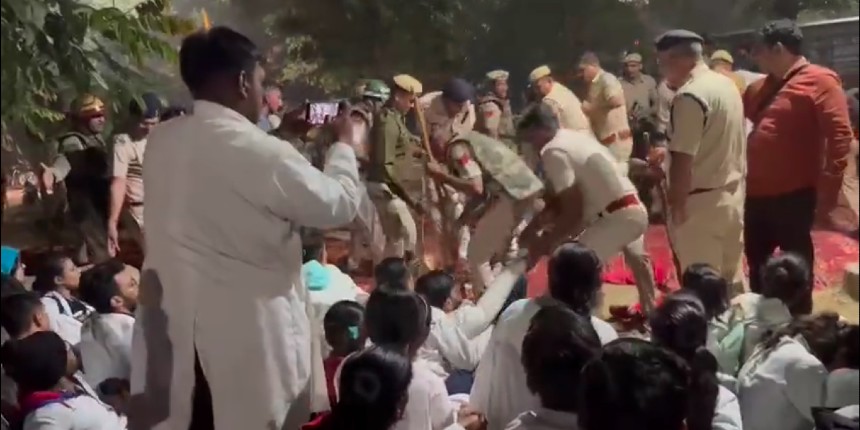 Police allegedly manhandling Haryana MBBS students protesting against bond policy (Image: Twitter/@MadhavNasha)