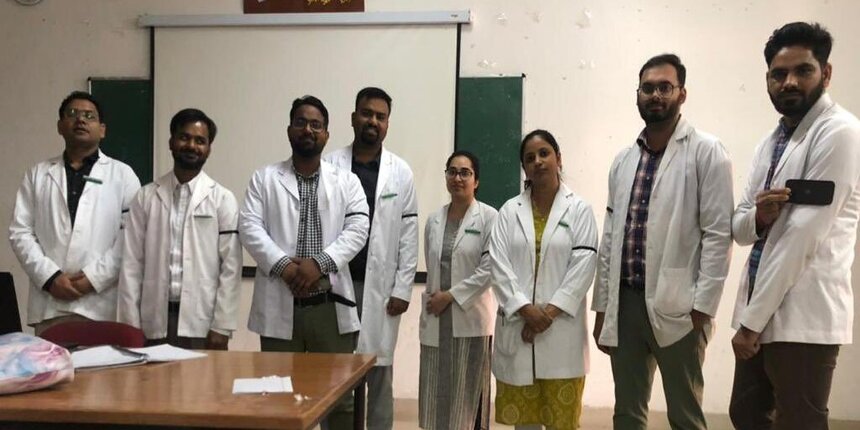 Doctors wear black ribbon in solidarity with Haryana MBBS students.  (Source: Twitter- @RDA_UP)