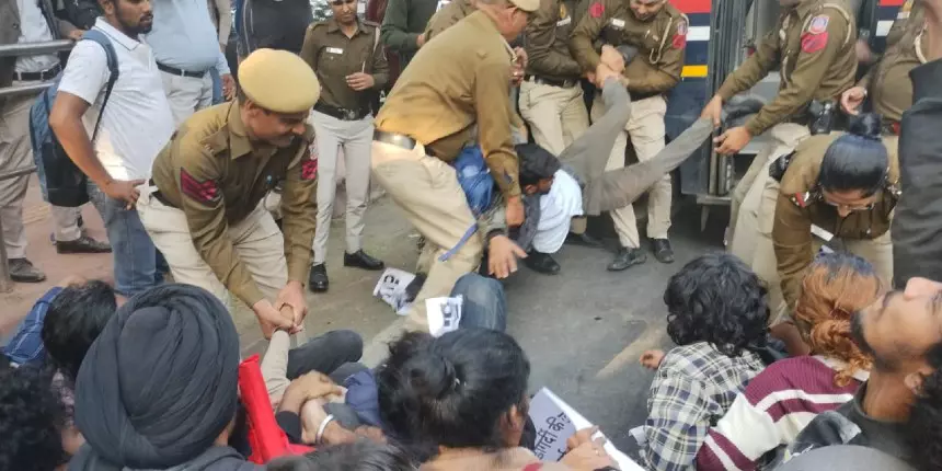 AISA members allegedly manhandled by the Delhi Police (Image: Twitter/@aisa_du)