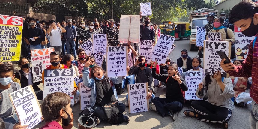 DU SOL students protest (Source: Twitter/@krantikari_yuva)