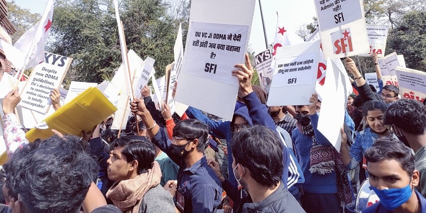 Students protest outside DU vice chancellor's office demanding reopening of university (Source: Official Twitter Account of SFI)