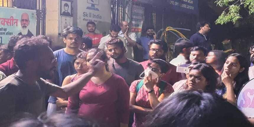 Comrade Alok from SFI speaking at the Vasant Kunj Police Station gherao (image source: SFI official Twitter)