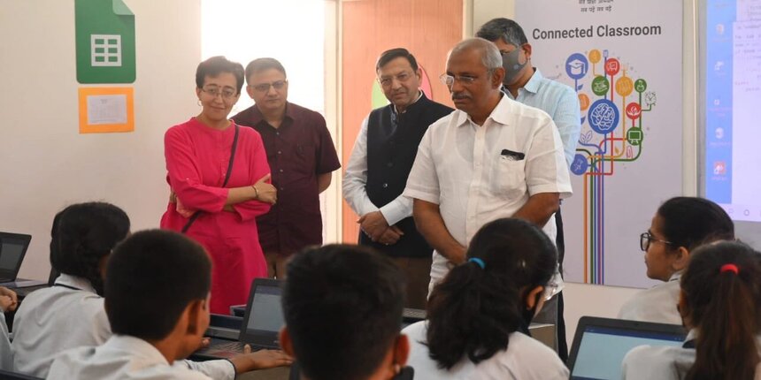Atishi Marlena with regional secretary of CBSE School Management Association and others (Source: Twitter @AtishiAAP)