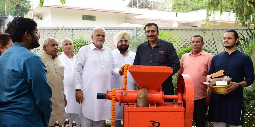 Parshottam Rupala, Union minister for animal husbandry, fisheries and dairying, handed over cow dung log machine to IIT Delhi