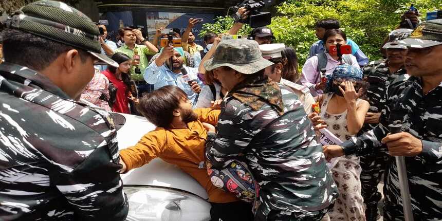 Police arrests students protesting against Agnipath scheme (Image: AISA Twitter)