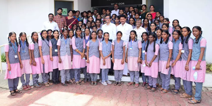 Tamil Nadu school education minister Anbil Mahesh Poyyamozhi with IITM director V Kamakoti and students (Image: IIT Madras)