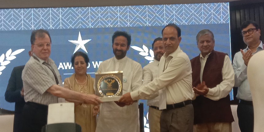 JMI vice-chancellor Najma Akhtar and registrar Nazim Husain Jafri receives the Disaster Risk Reduction Excellence Award (Image: Jamia Millia Islamia University)