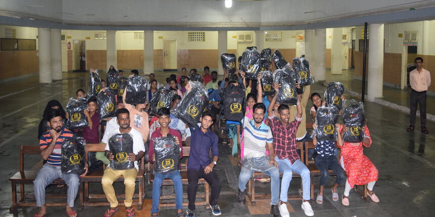 Students receives NSDL school kits under the Chalo School Chale campaign. (Image: NSDL)