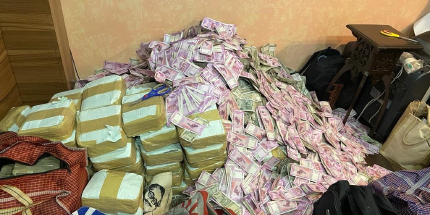 ED sources said that around Rs 20 crore and more than 15 mobile phones were seized (Image Twitter/@dir_ed)