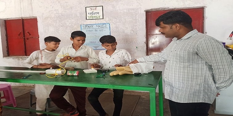 Uttar Pradesh: Introduction to Basic Technologies (IBT) Lab at Yashoda Nagar school. These science labs use vocational education to reduce dropouts