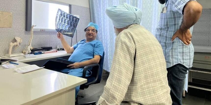 BFUHS VC attending patients (Source: Official Twitter Account of Punjab Lok Congress spokesperson)