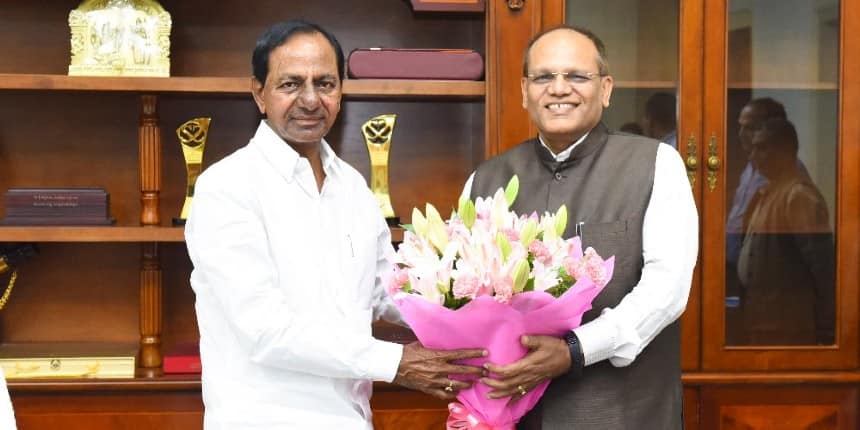 Chief Minister K Chandrashekar Rao and Chief Secretary Somesh Kumar (Image: Twitter/@SomeshKumarIAS)