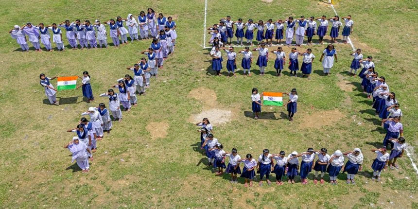 Independence Day 2022: Students make human chain in a formation that reads 75 years of Indian Independence in Nadia, West Bengal (Picture: PTI)