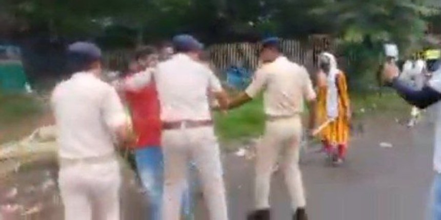 Candidates allegedly lathicharged by Bihar police (Image: Twitter/@BpscUnion)