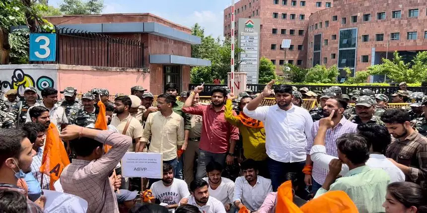 ABVP protesting outside NTA office. (Image: ABVP)
