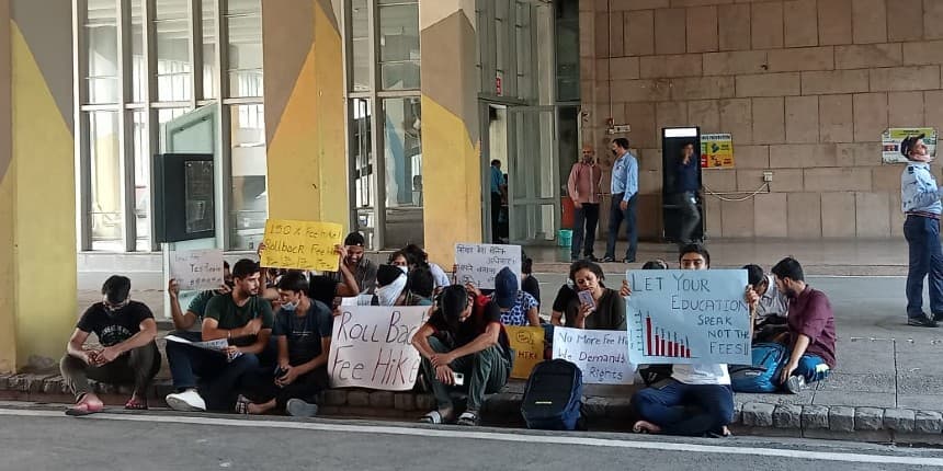 Students protesting against IIT Delhi fee hike (Image: Official)