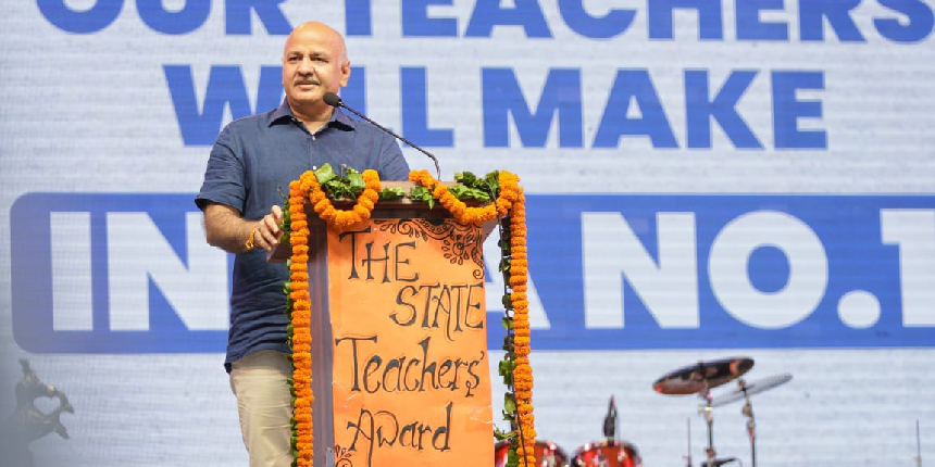 Delhi Education Minister Manish Sisodia felicitated 118 teachers on the occasion of teachers day. (Source: Twitter)