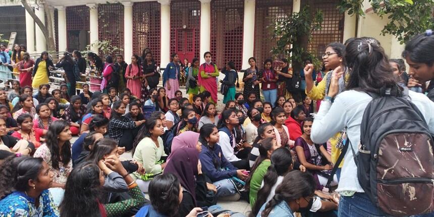 Bengaluru: Maharani College students protest over basic facilities. (Image: Official)