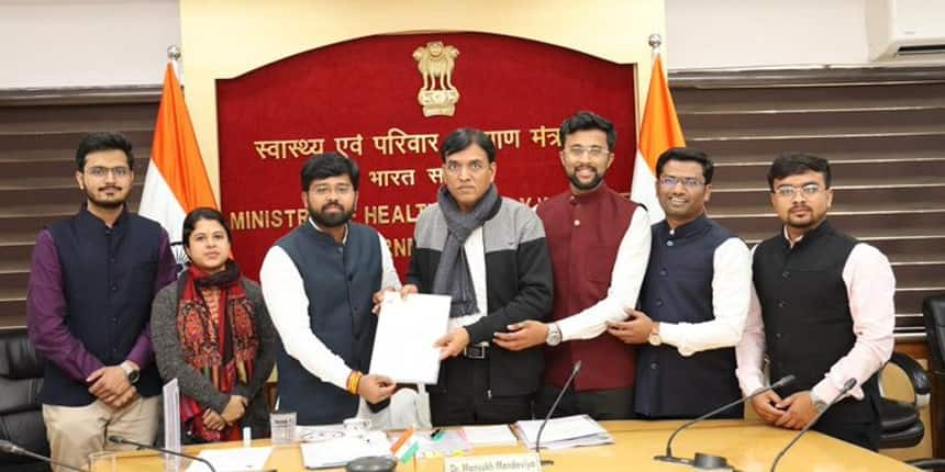 ABVP members met health minister Mansukh Mandaviya. (Image: Twitter/@ABVPVoice)