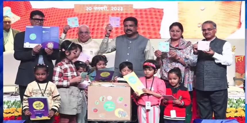 Dharmendra Pradhan along with Minister of State for Education, Annapurna Devi and National Steering Committee on NCF, Chairman, Dr K Kasturirangan launching Jaadui Pitara