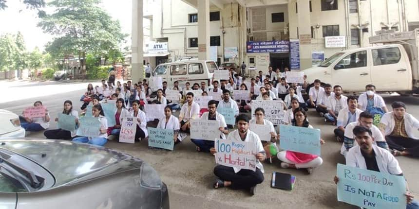 MBBS interns of NKP Salve Institute of Medical Sciences and Lata Mangeshkar Hospital, Nagpur protesting to demand increase in stipend. (Image: Twitter /Ashutosh Ade)