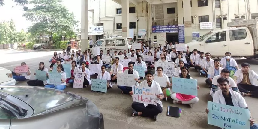 MBBS interns of NKP Salve Institute of Medical Sciences and Lata Mangeshkar Hospital, Nagpur protesting to demand increase in stipend. (Image: Twitter /Ashutosh Ade)