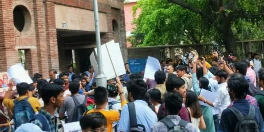 Students gathered in solidarity with wrestlers protest at DU's Arts Faculty face police action (Image source: Twitter / Collective Delhi)