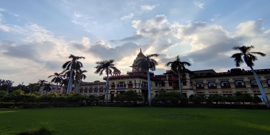 BHU organising free yoga workshop. Representative image (source: wikimedia)