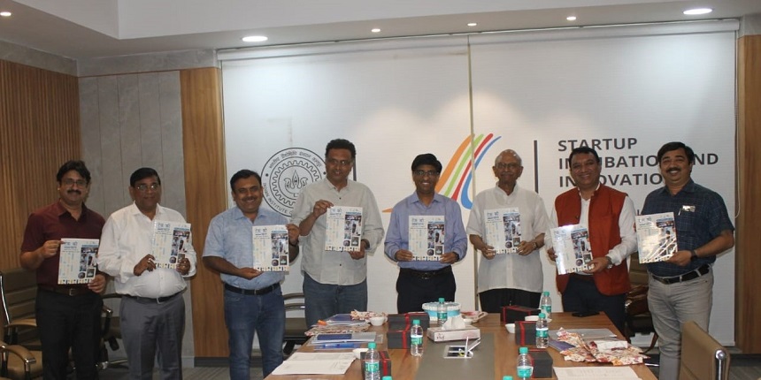 The launch of Hindi publication division at IIT Kanpur (Source: Official Press Release)