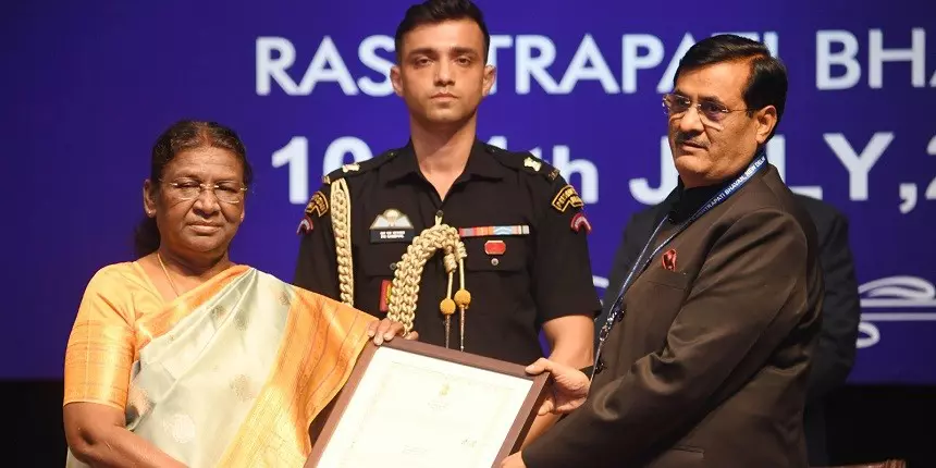Image: President Droupadi Murmu conferring Visitor's Award to one of the professors. (Source: Official Twitter Account/Ministry of Education)
