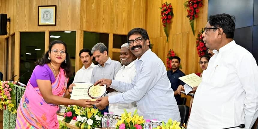 Jharkhand CM announces fellowship scheme, felicitates scholarship winners (Image Source: CM's official Twitter account)